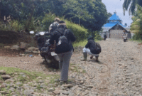 Kondisi Jalan tanah berbatu ini sangat parah menghubungkan Desa Maju Makmur dengan Desa Sumber Mulyo dengan panjang sekitar 1,5 kilometer. Warga minta perhatian Pemerintah. 