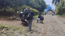 Kondisi Jalan tanah berbatu ini sangat parah menghubungkan Desa Maju Makmur dengan Desa Sumber Mulyo dengan panjang sekitar 1,5 kilometer. Warga minta perhatian Pemerintah. 