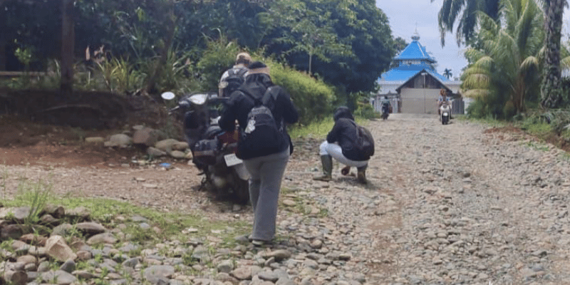 Kondisi Jalan tanah berbatu ini sangat parah menghubungkan Desa Maju Makmur dengan Desa Sumber Mulyo dengan panjang sekitar 1,5 kilometer. Warga minta perhatian Pemerintah. 