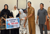 Pemdes Pondok Kopi menyalurkan BLT-DD tahap pertama periode triwulan pertama tahun anggaran 2026 yang digelar di Kantor Desa Pondok Kopi pada Senin (06/04/2026).