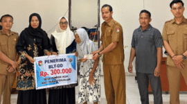 Pemdes Pondok Kopi menyalurkan BLT-DD tahap pertama periode triwulan pertama tahun anggaran 2026 yang digelar di Kantor Desa Pondok Kopi pada Senin (06/04/2026).