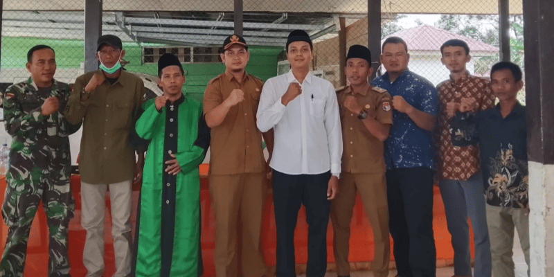 Kepala Desa Mekar Jaya, Mulyatman, melantik Ivan Robi sebagai Kepala Dusun I. Simak pesan camat dan komitmen perangkat desa baru di Mukomuko, Selasa (07/04/2026)